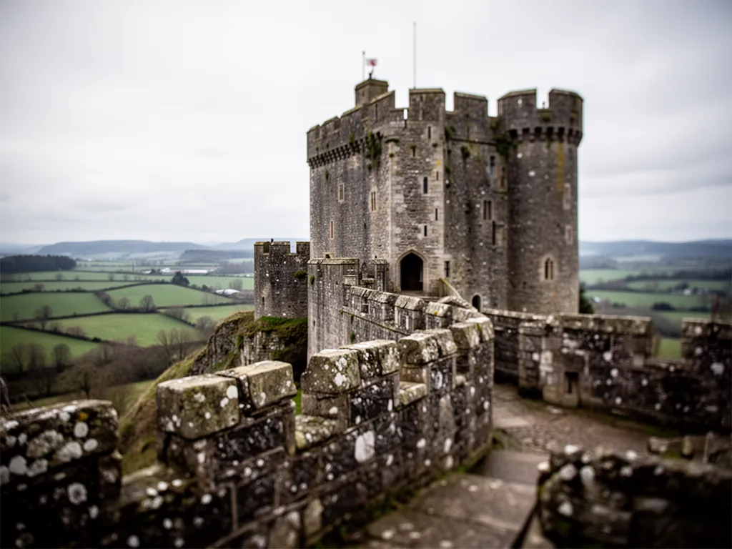 Vue du donjon de la Tour de Crest depuis la ville, avec son toit en terrasse et ses quatre tours d'angle, par une journée